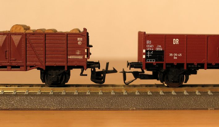 Links Zeukekupplung mit Schlitzaufnahme, rechts BTTB-Kupplung mit Normschacht Links Zeukekupplung mit Schlitzaufnahme, rechts BTTB-Kupplung mit Normschacht