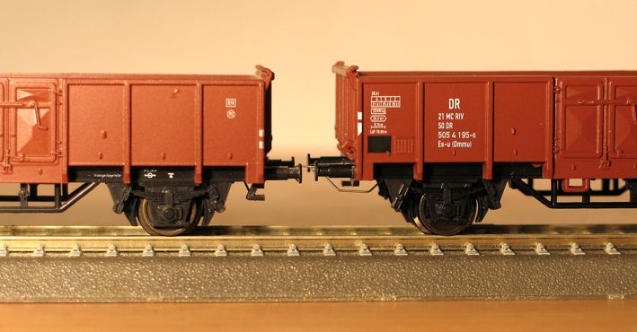 Norwegische Hakenkupplung, am linken Wagen fehlt noch der Haken Norwegische Hakenkupplung, am linken Wagen fehlt noch der Haken